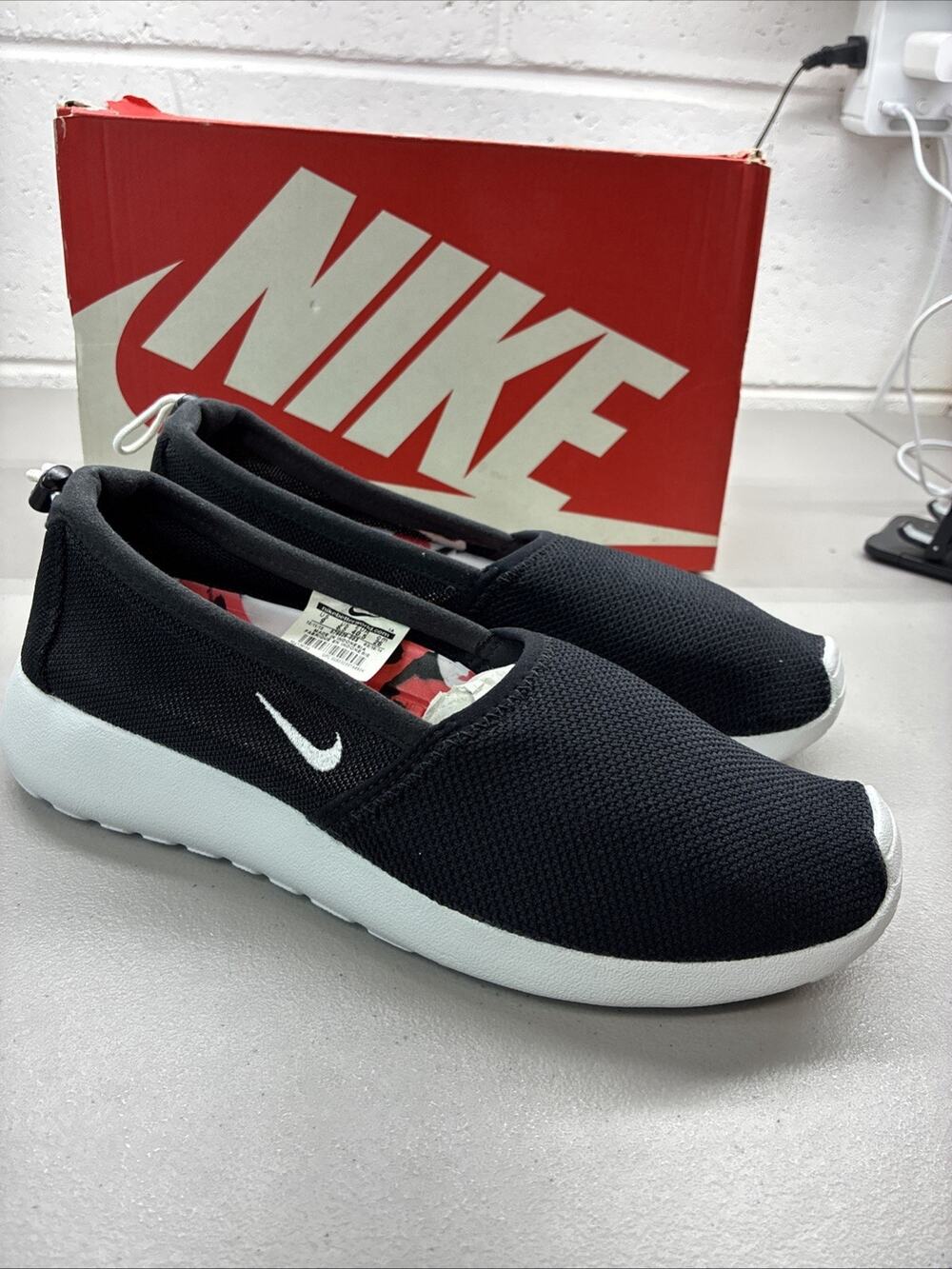 Nike Rosherun Slip Shoes Womens Size 9 Black White Lightweight Casual Sneakers